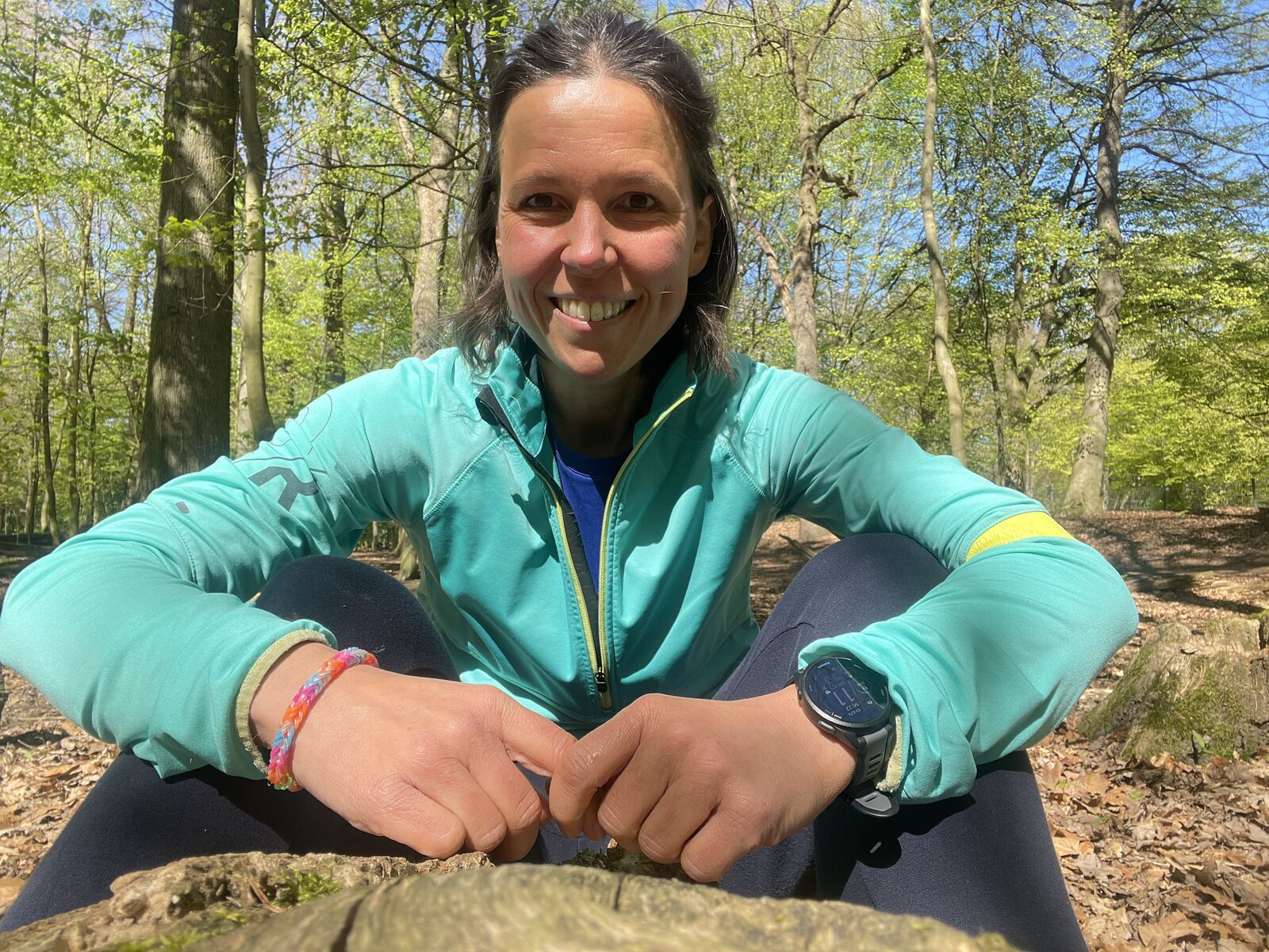 Sarah, Bewegungscoach und Fitnesstrainerin, im Wald