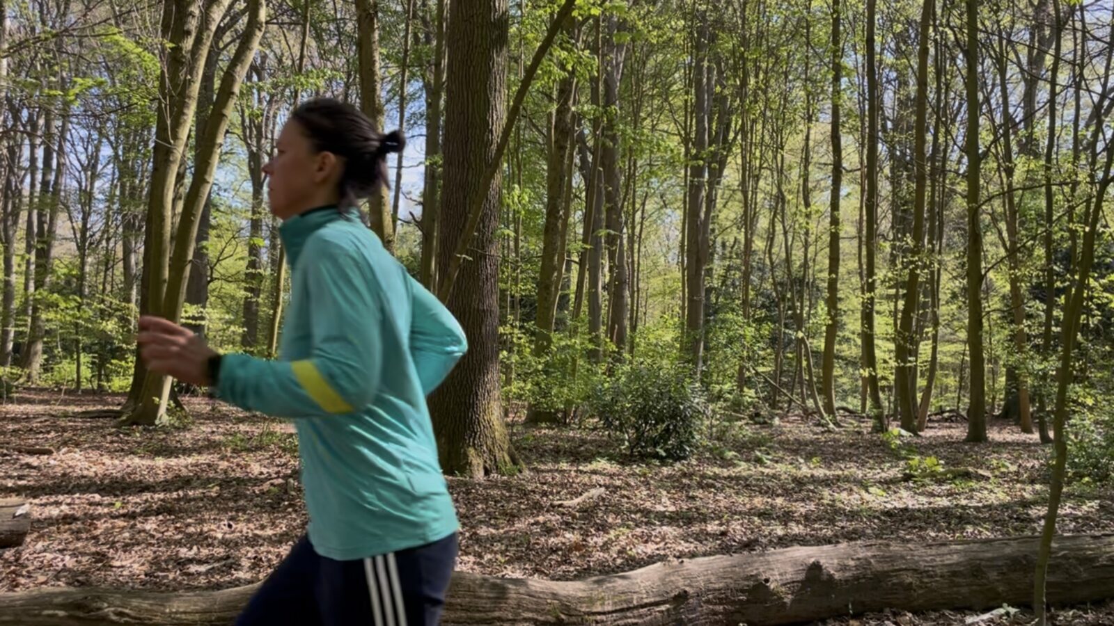 Sarah beim Laufen im Wald